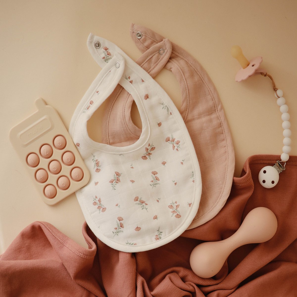 Mushie Sonajero Silicona Bebé Solid