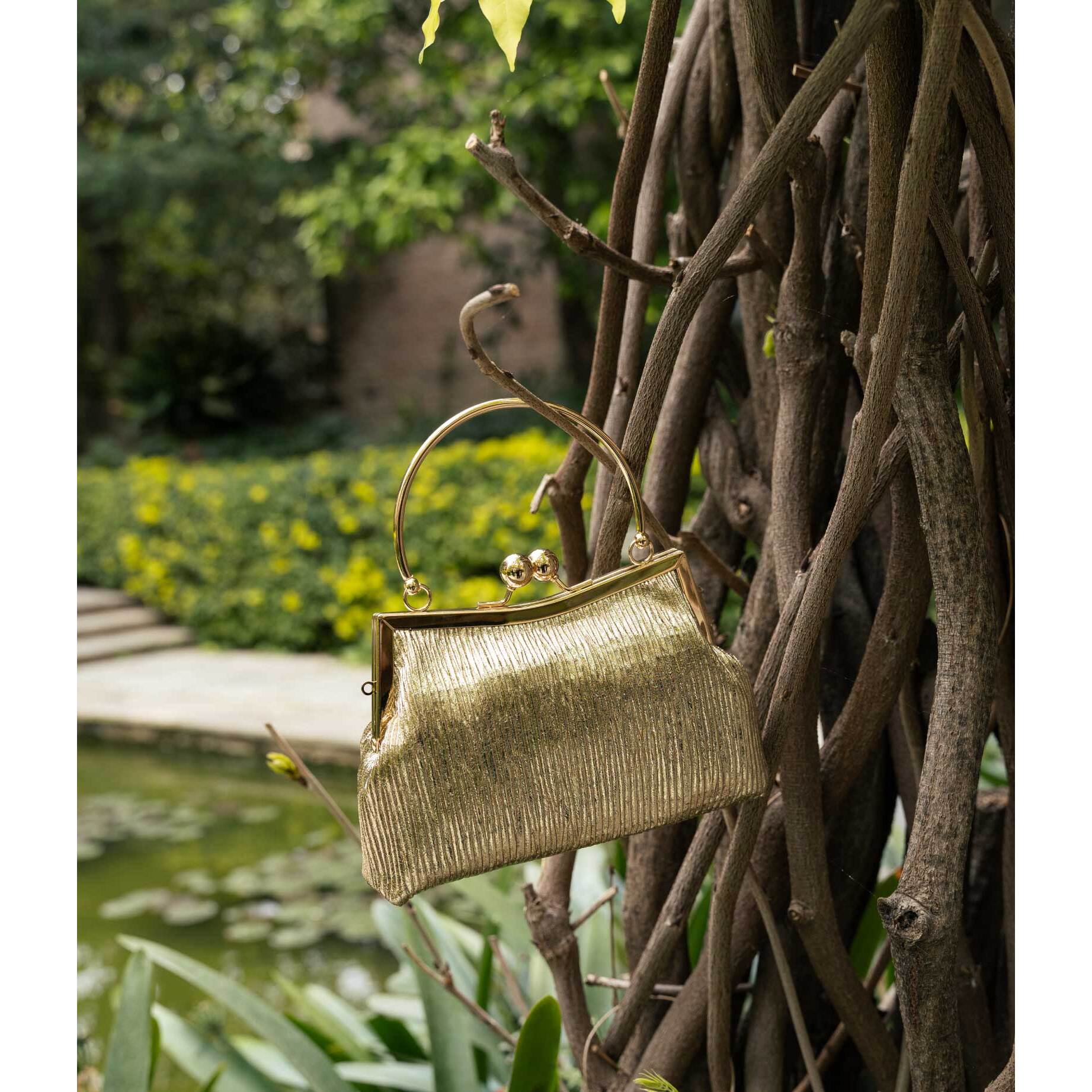 Bolso de fiesta dorado con boquilla y asa metálica