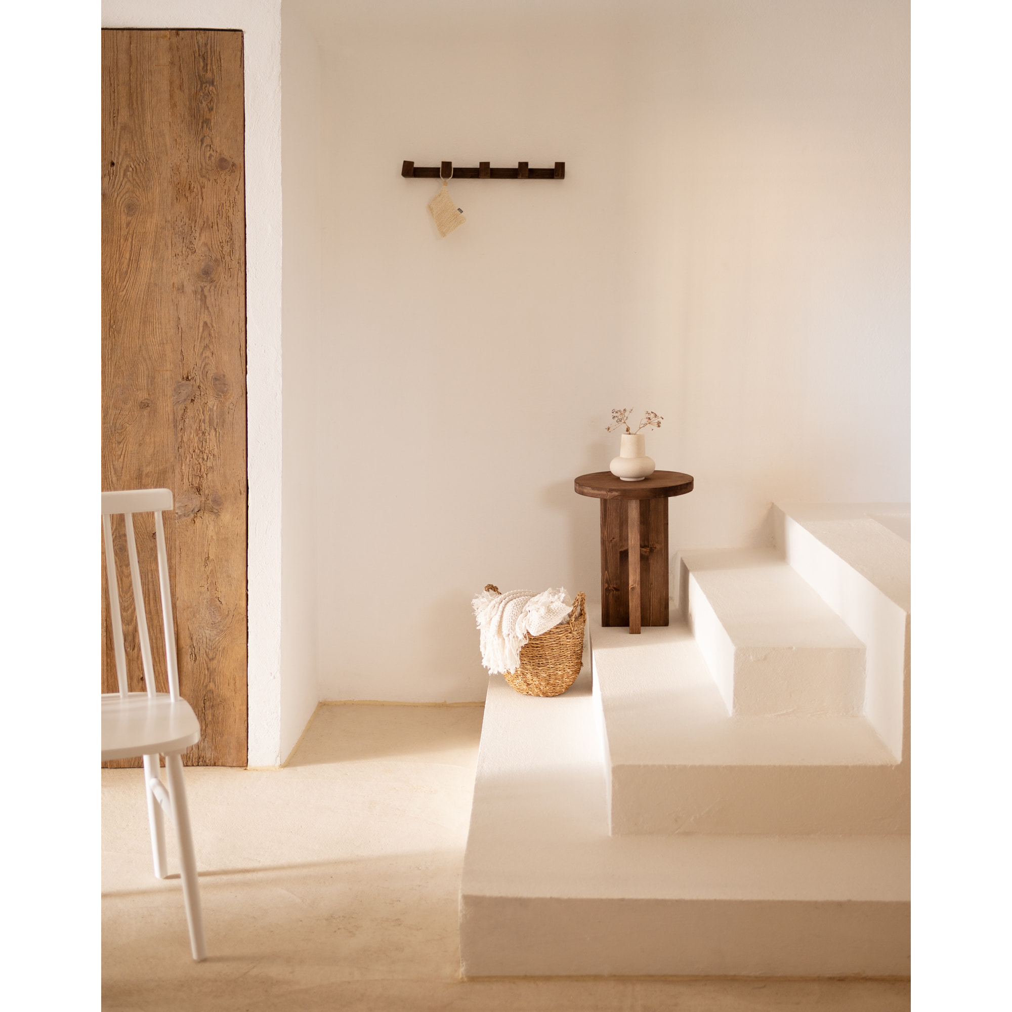 Tabouret en bois massif ton noyer 45x35cm Hauteur: 45 Longueur: 35 Largeur: 35