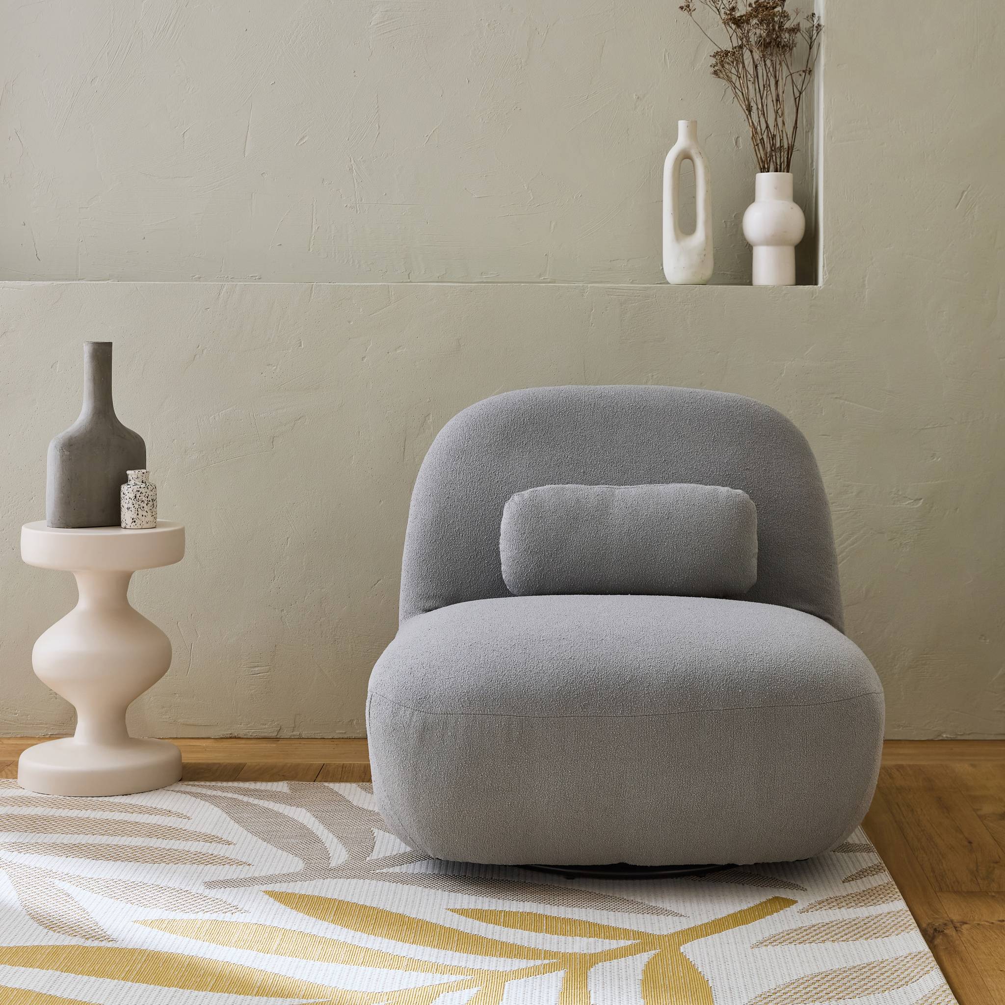 Fauteuil pivotant 360° en bouclette texturée gris clair. piètement en métal noir mat - SPINO