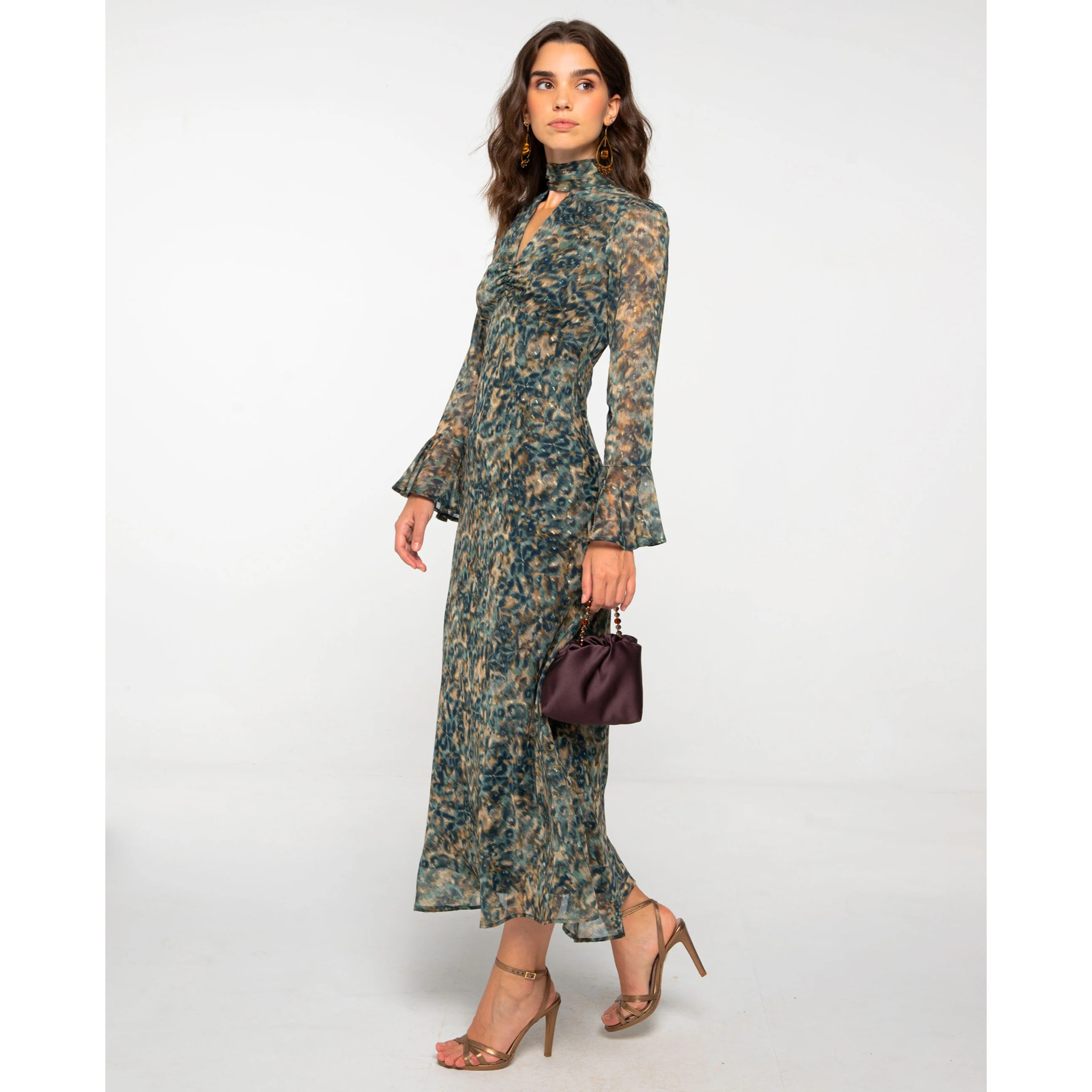 Vestido midi estampado con manga larga y escote en pico con lazada.