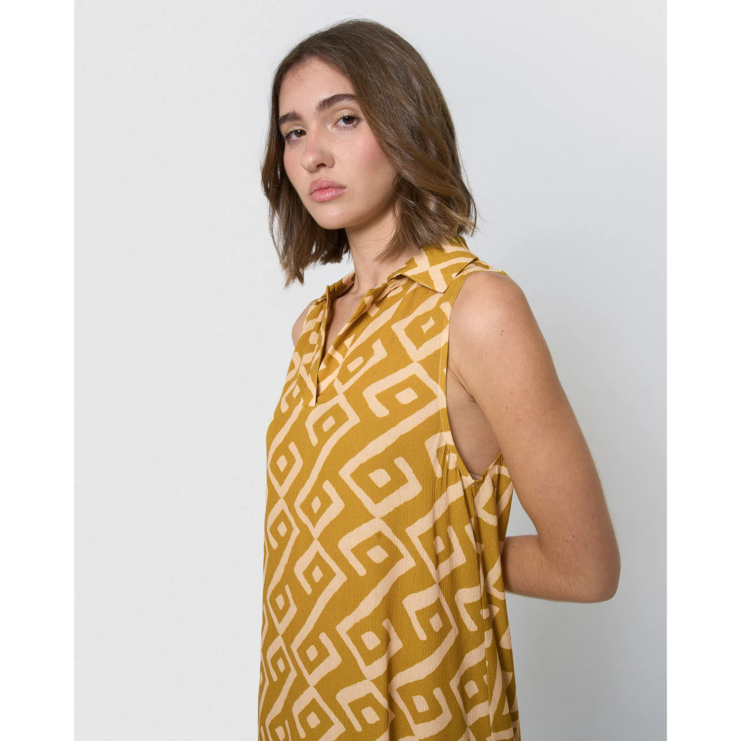 Vestido corto cuello pico bambula detalles plisados baladi limón