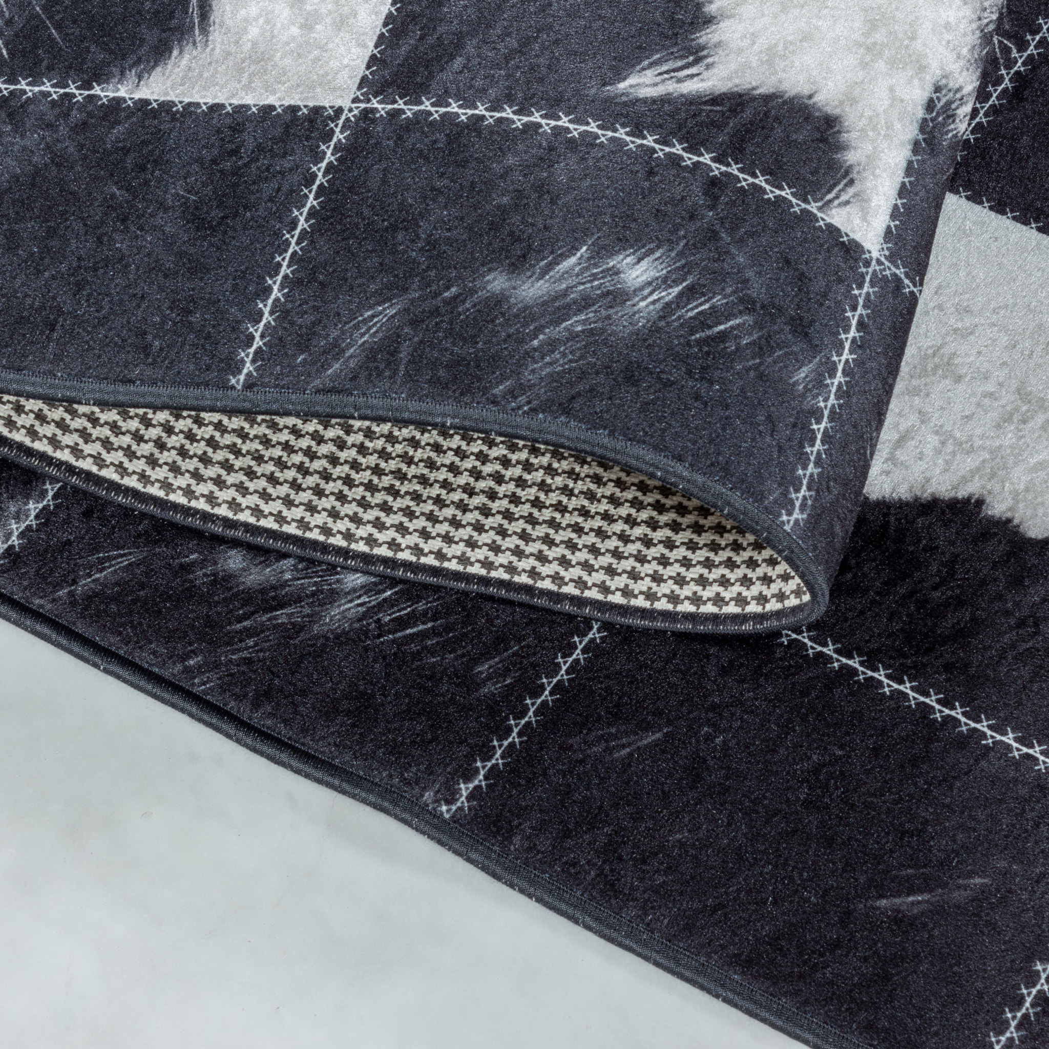 FIESTA - Tapis patchwork imitation peau noir et blanc