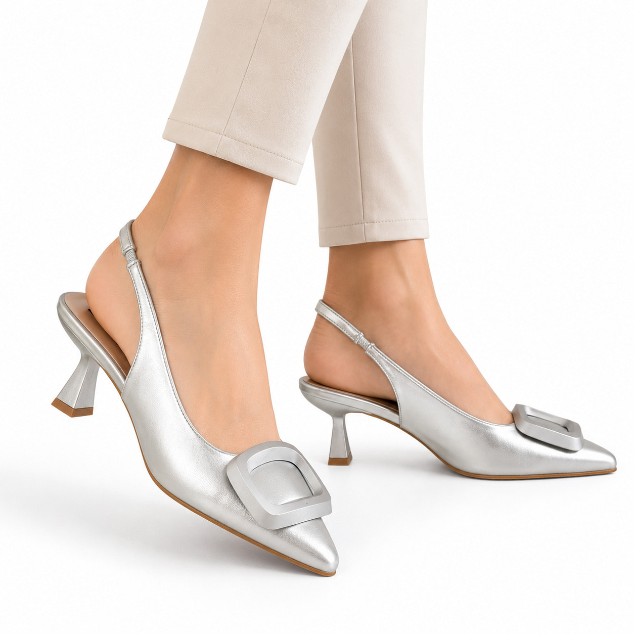 Decolletè slingback con tacco basso a rocchetto