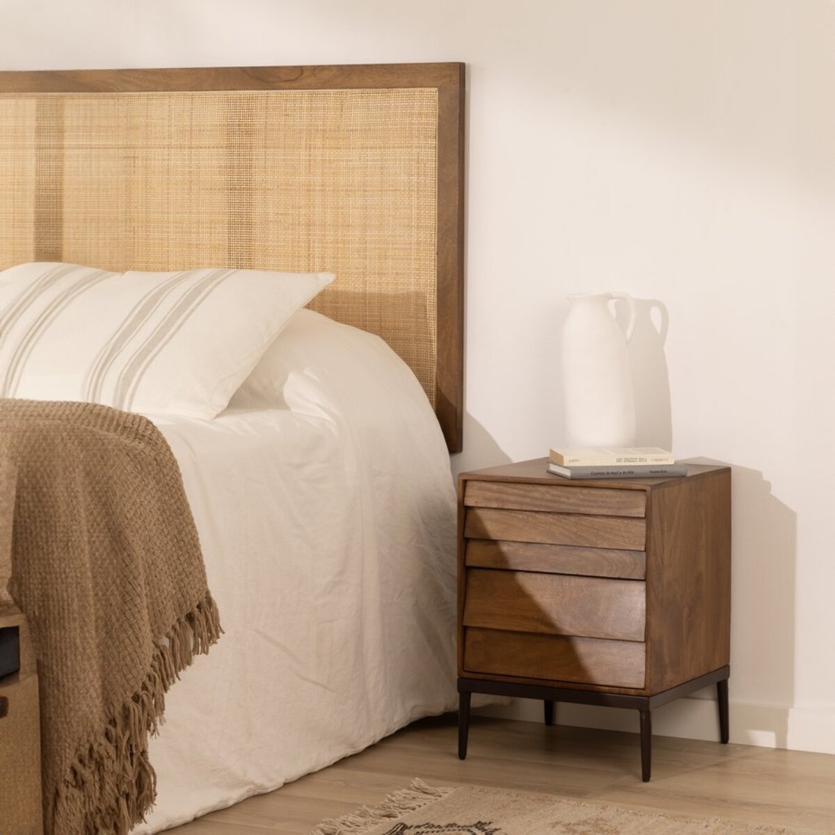 Table de chevet Nora -bois massif de mangue-couleur noyer 40 x 54 x 38 cm