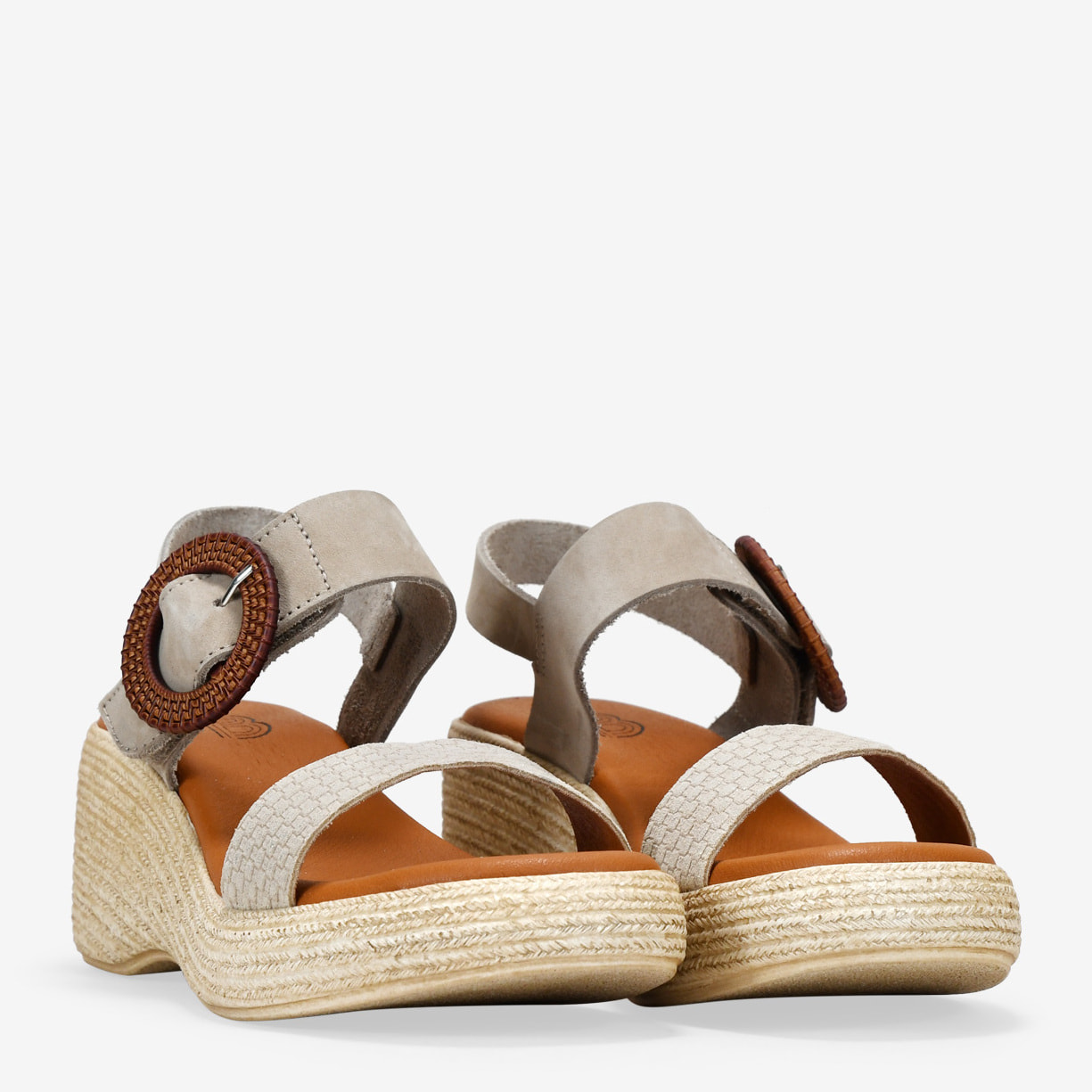 Sandalias taupe en piel con cuña y hebilla