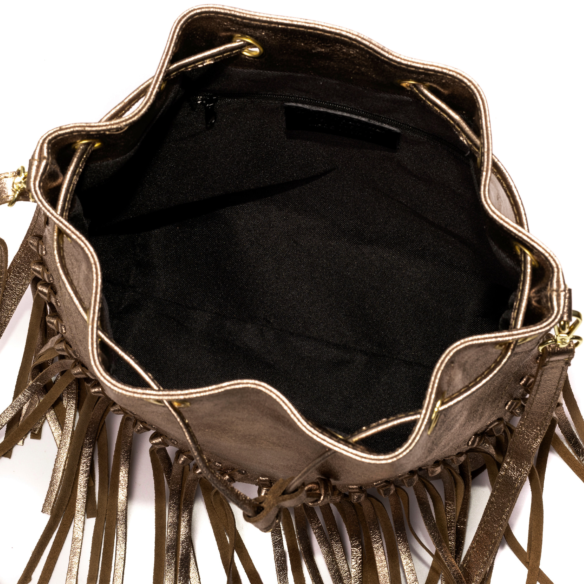 Arzana borsa a tracolla in vera pelle scamosciata laminata. Design esclusivo plissettato e con frange.