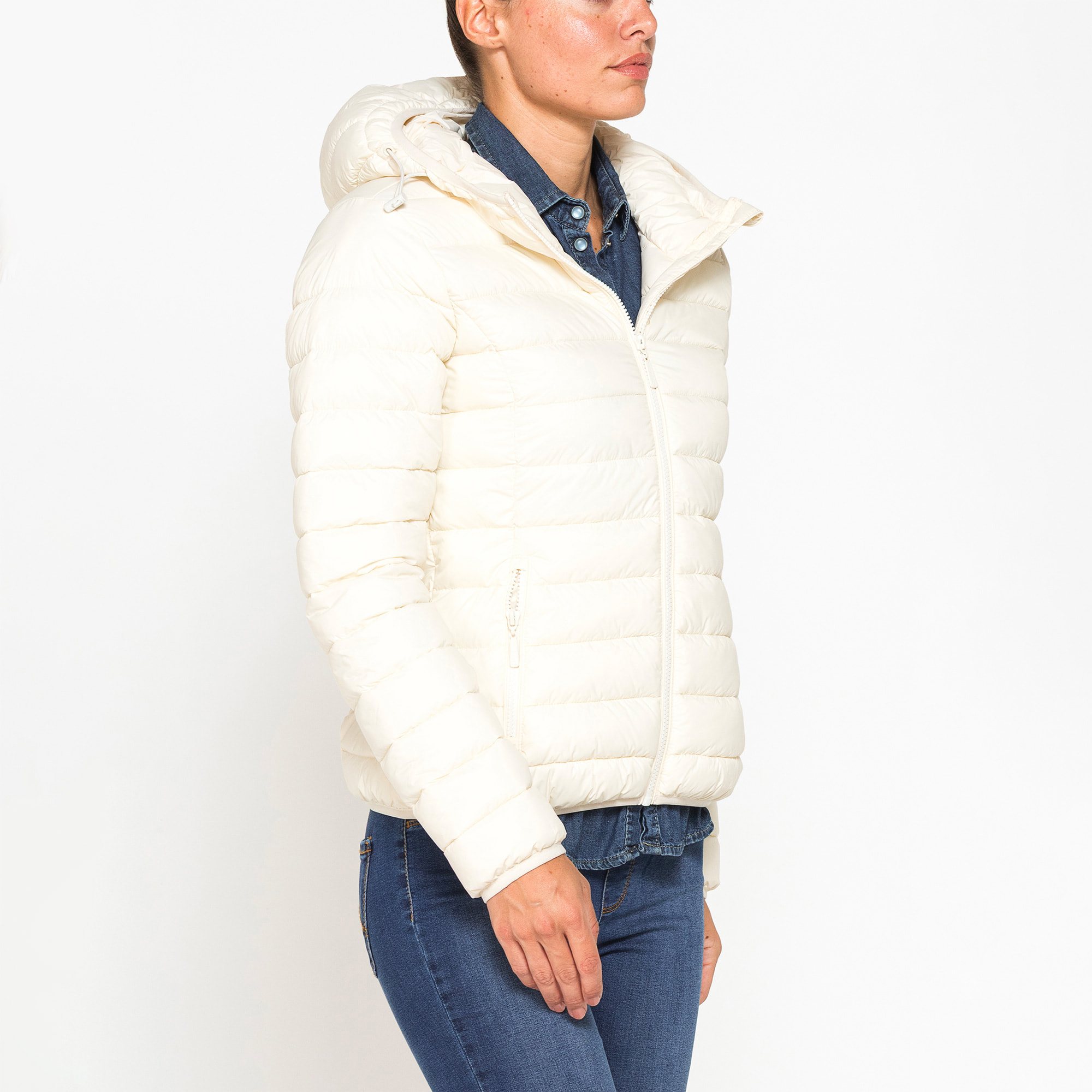 GIUBBOTTO RESISTENTE ALLA PIOGGIA CON IMBOTTITURA ULTRA LEGGERA. Vestibilità regolare.