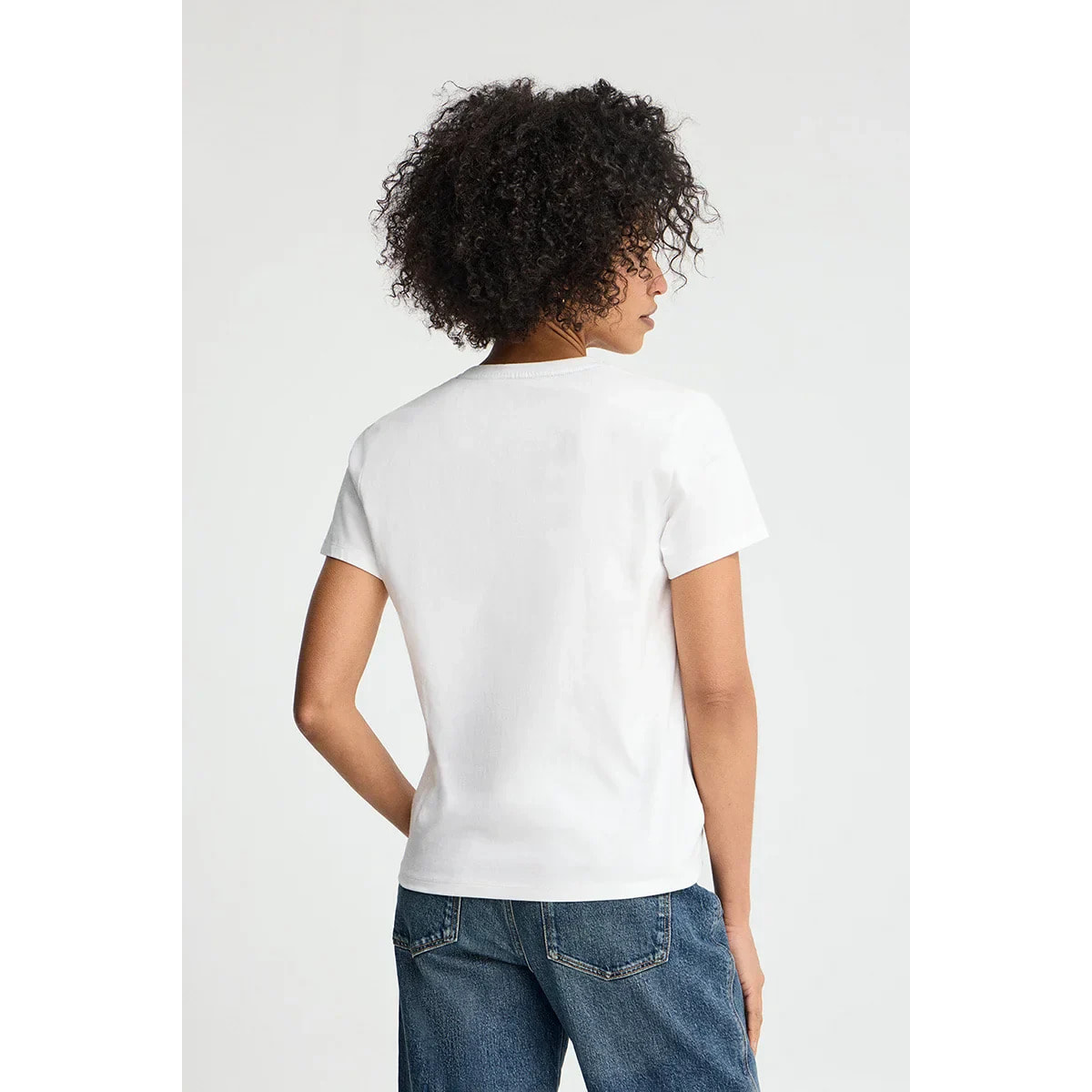 Camiseta blanca de manga corta y cuello pico con bordado Rigby Go