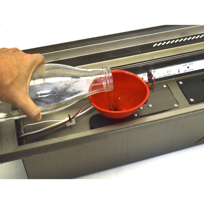 Cheminée décorative avec flamme simulée et bûches