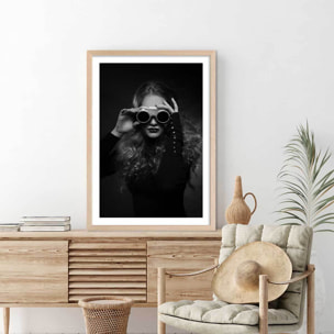 Affiche portrait de femme - Studio - Viki Affiche + cadre en bois - Chêne