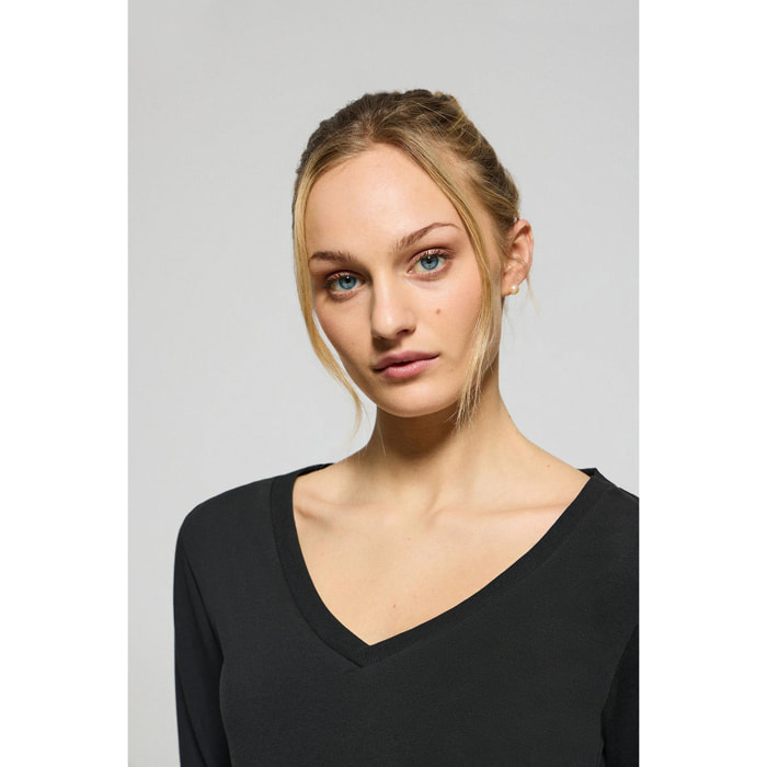 Maglietta basic nera con scollo a V e logo in gomma