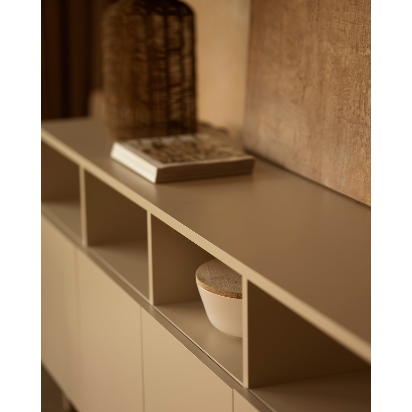 Buffet avec 4 portes laqué en teinte sable de 176x40cm Hauteur: 75 Longueur: 176 Largeur: 40