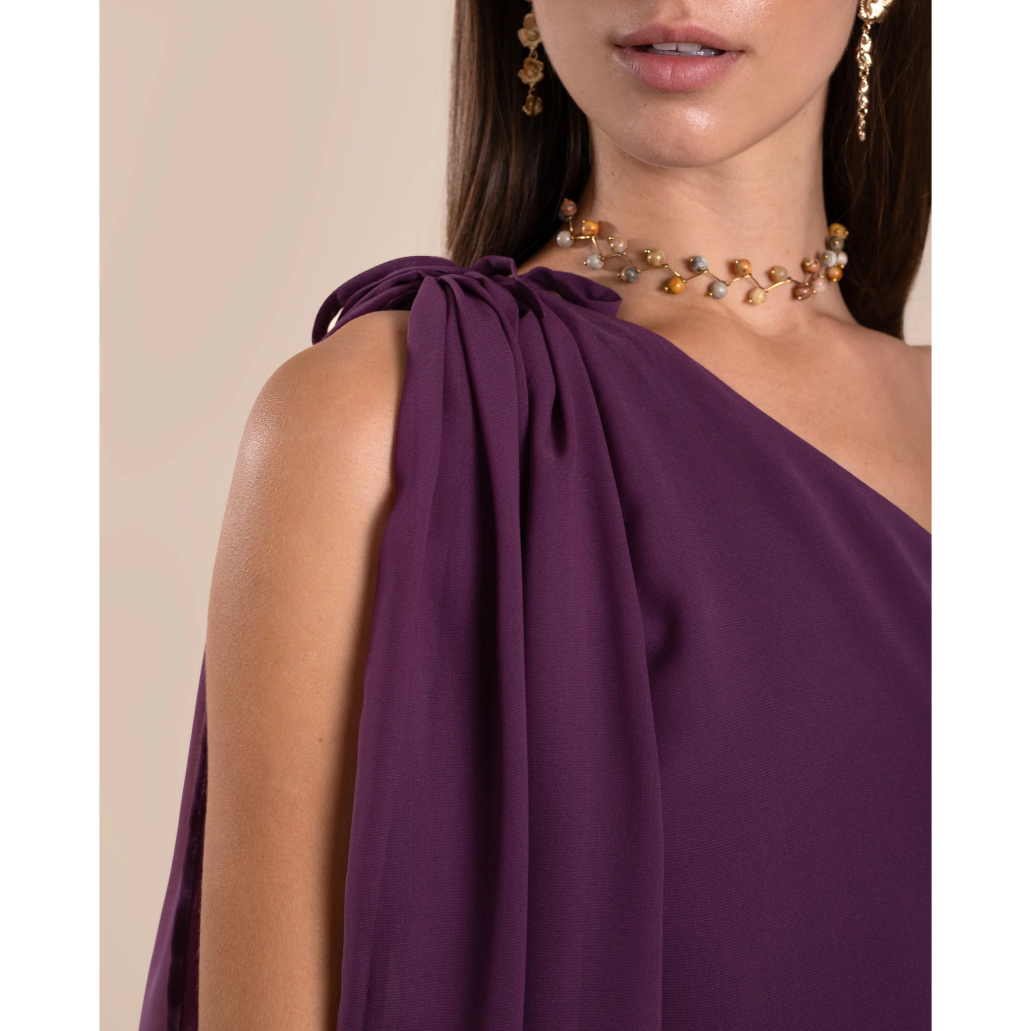 Vestido largo con capa asimétrico