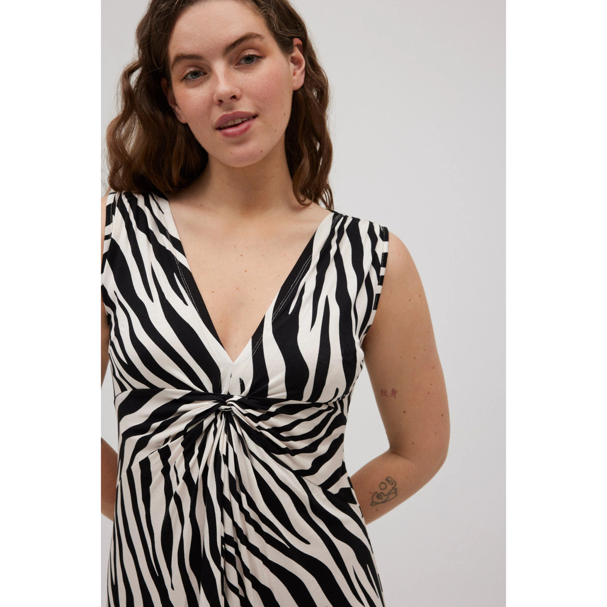 Abito corto con nodo animalier