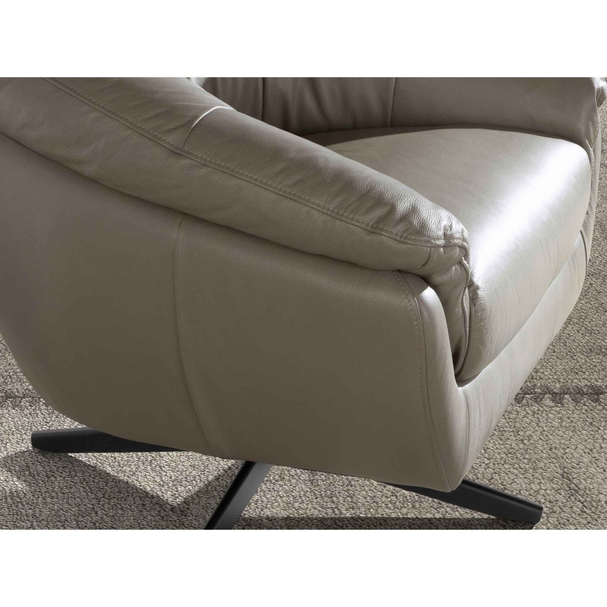 Sillón Angel Cerdá giratorio con reposabrazos con asiento y respaldo tapizados en piel de origen vacuno en gris patas de acero inoxidable en epoxi negro 87x85x74cm