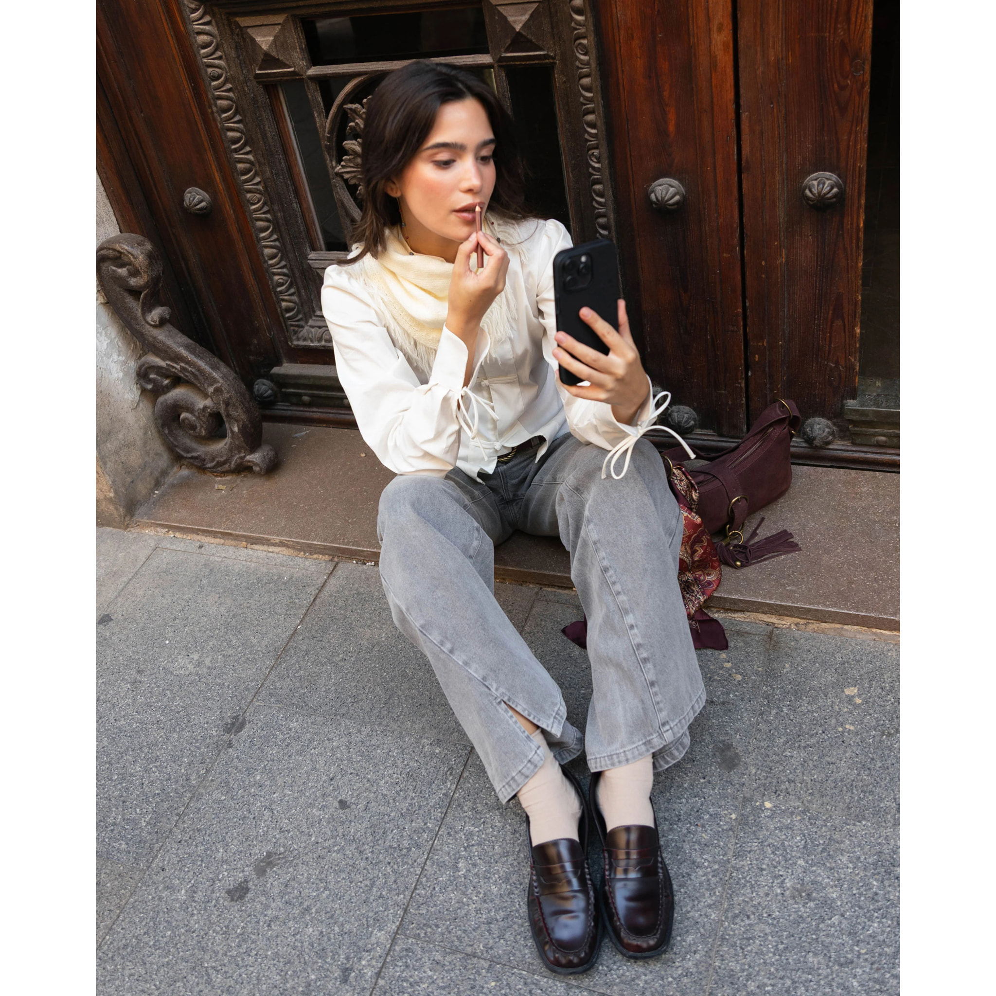 Jeans denim recto con costura delantera de mujer