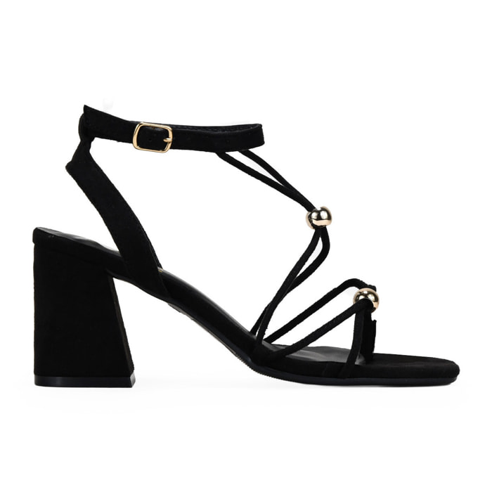 Sandalias de tacón negras con adornos metálicos