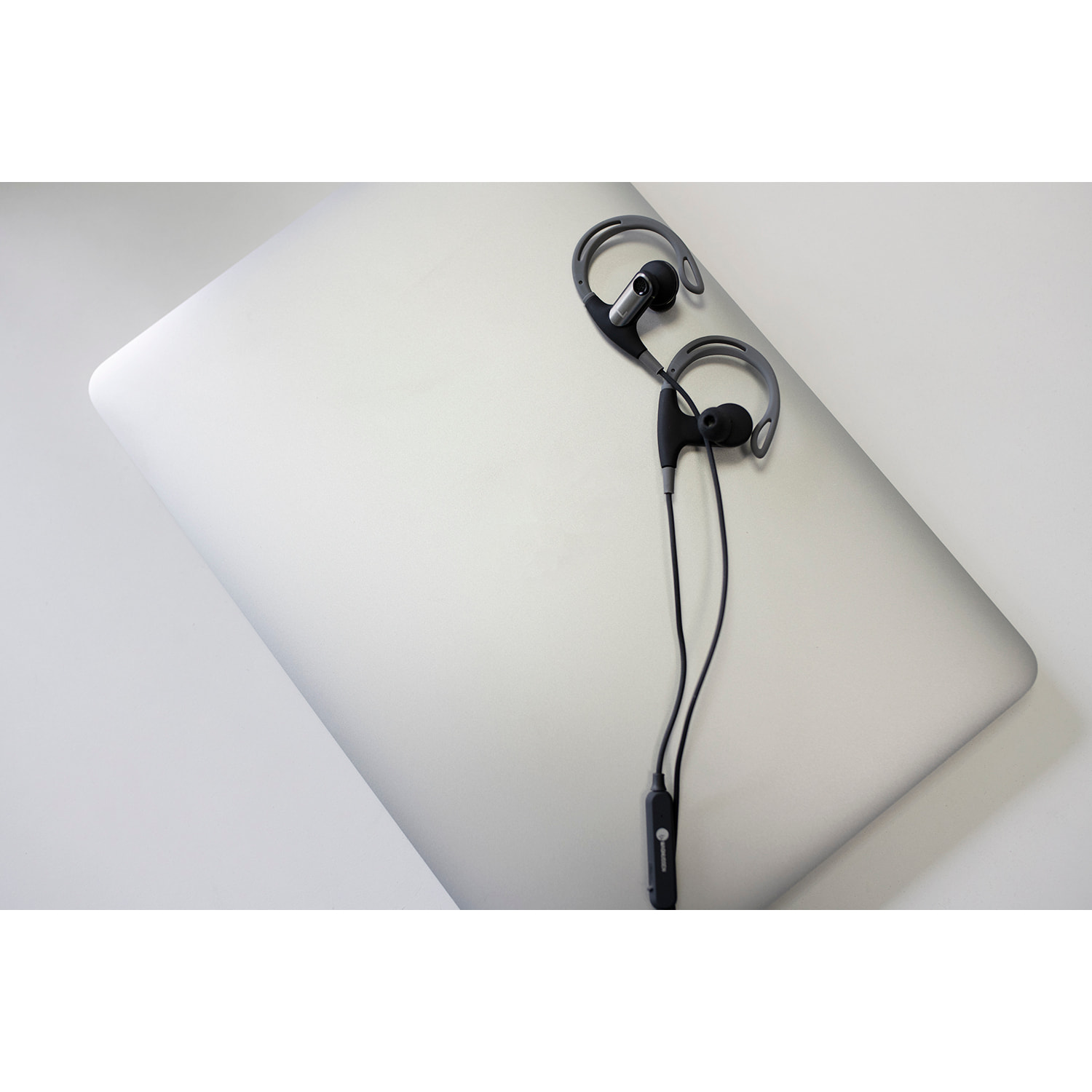 MAGNUSSEN M8 EARPHONES en color Negro