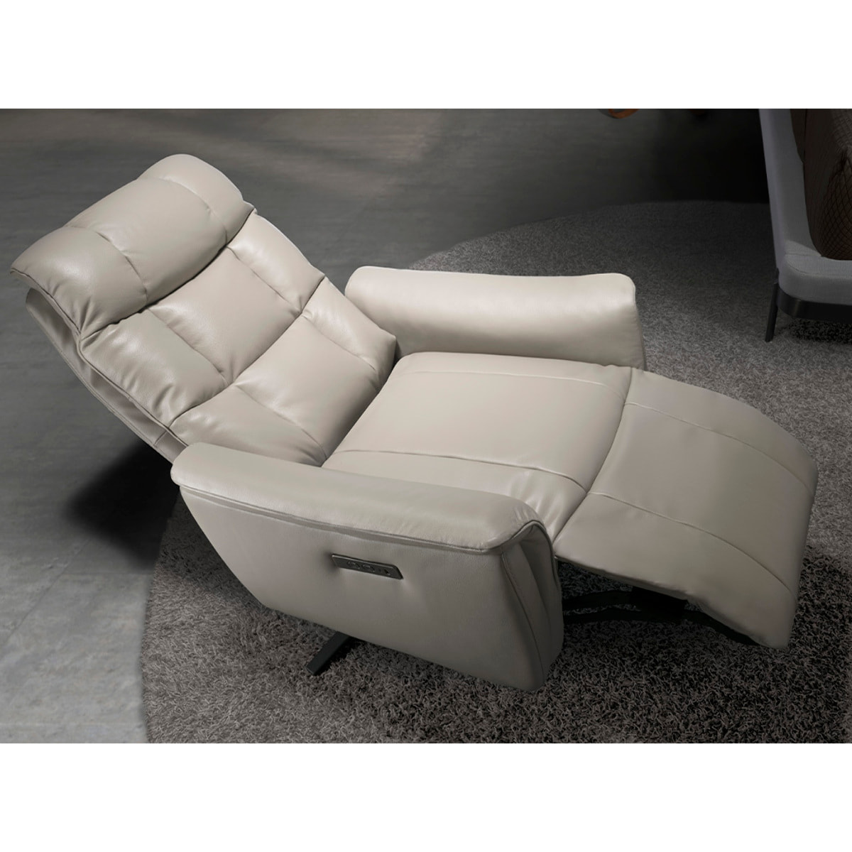 Sillón Angel Cerdá relax giratorio con reposabrazos con asiento y respaldo tapizados en piel de origen vacuno en gris patas de acero inoxidable en epoxi negro 85x80x106cm