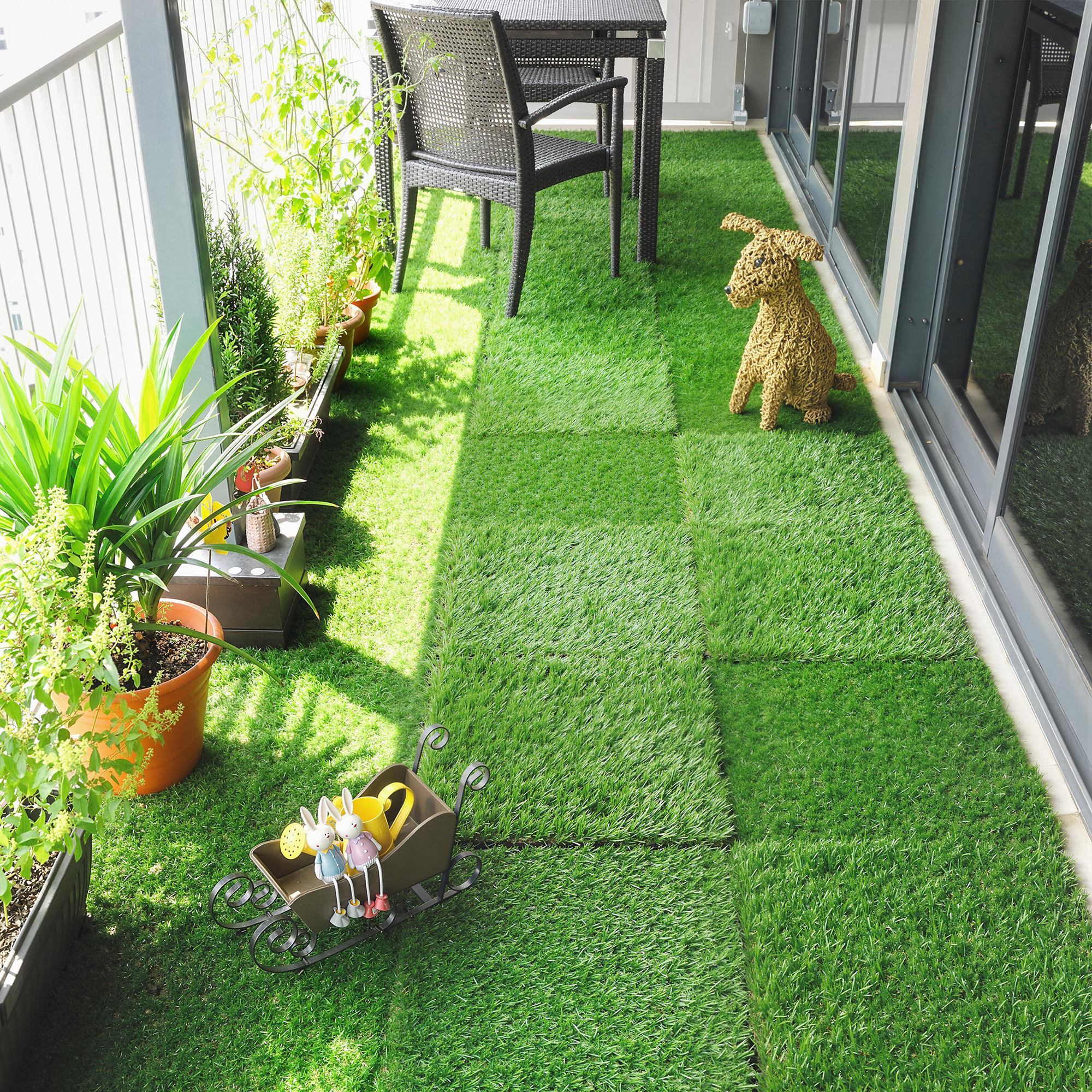 Césped Artificial de 22 Piezas, Alfombra Césped Artificial 30x30 cm, con Altura de Hierba 25 mm, Drenaje Automático, para Jardín, Terraza, Patio, Balcón, Verde