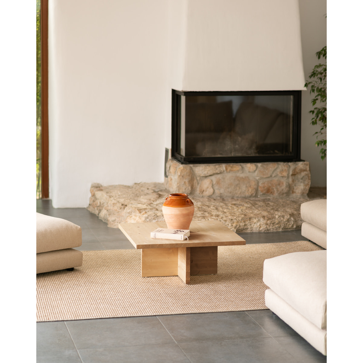 Table basse carrée en bois massif ton chêne moyen de 80x80cm Hauteur: 33.2 Longueur: 80 Largeur: 80