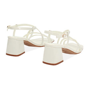 Sandalias crema con tacón de 5,5 cm