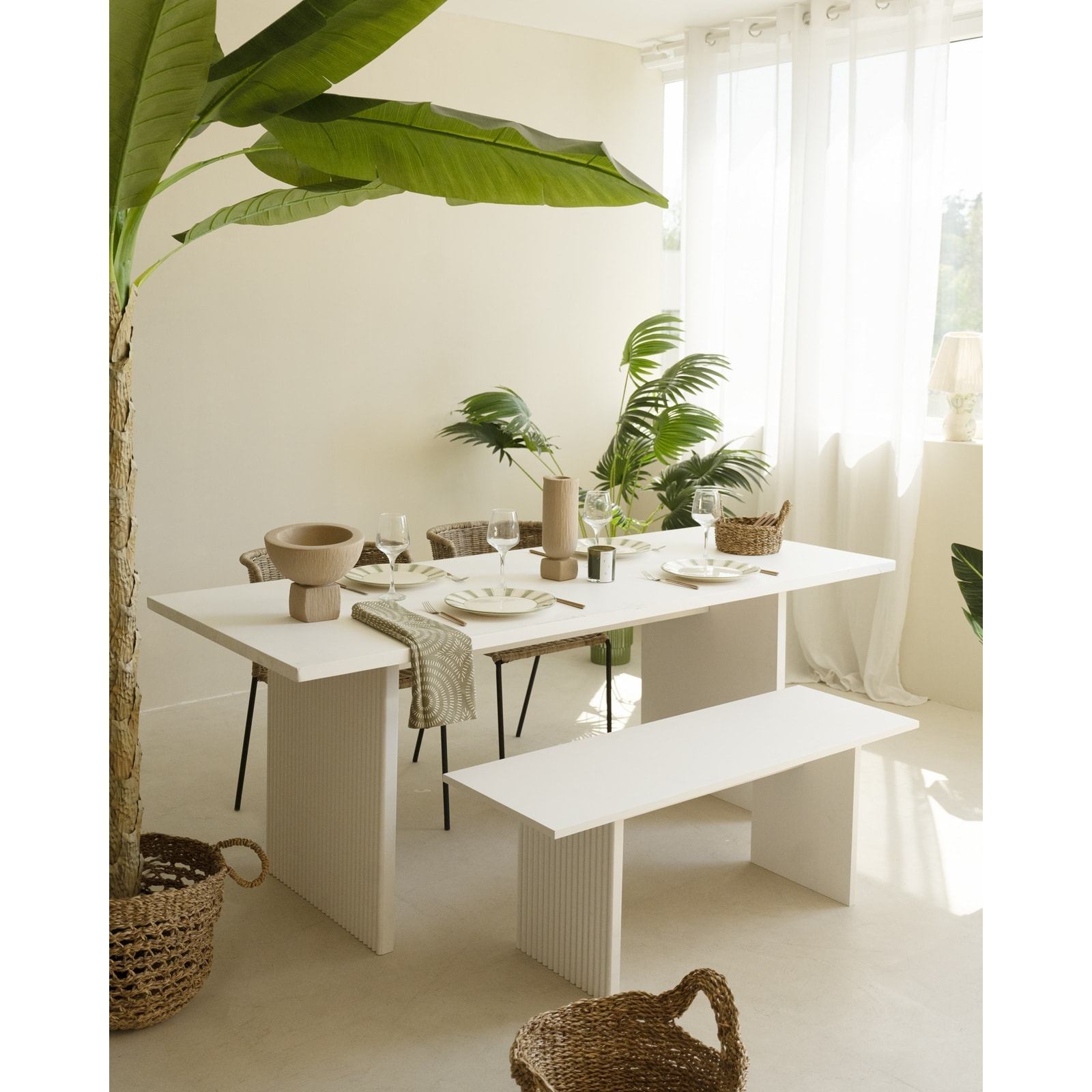 Table de salle à manger en bois massif dans le ton blanc de différentes tailles