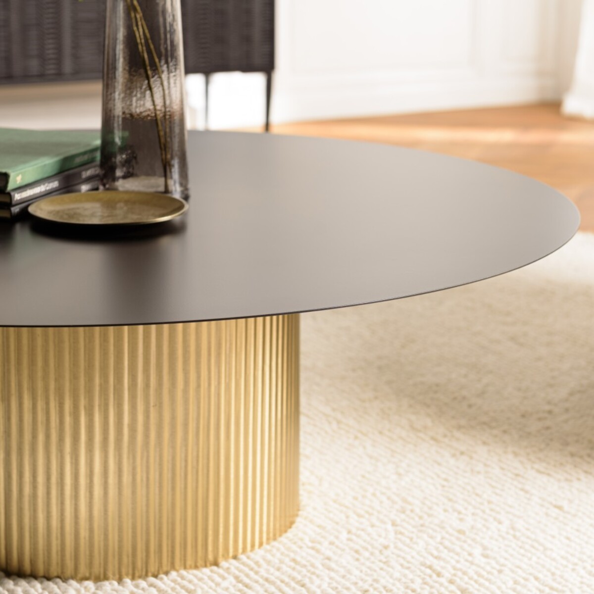 JAMES - Table basse ronde 110x110cm plateau en fer noir pied strié doré