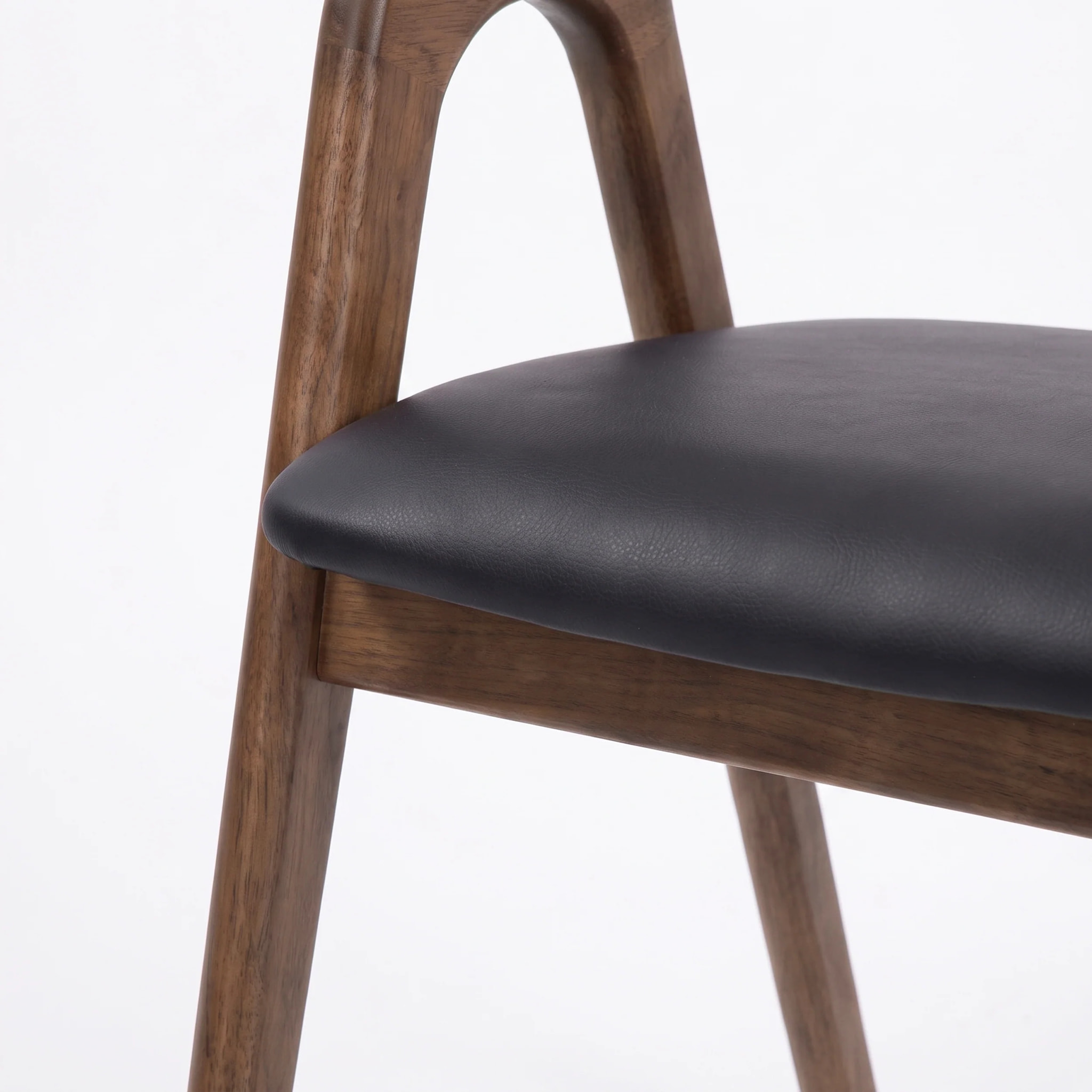 Chaise en bois d'hévéa marron et cuir synthétique noir - Hawa