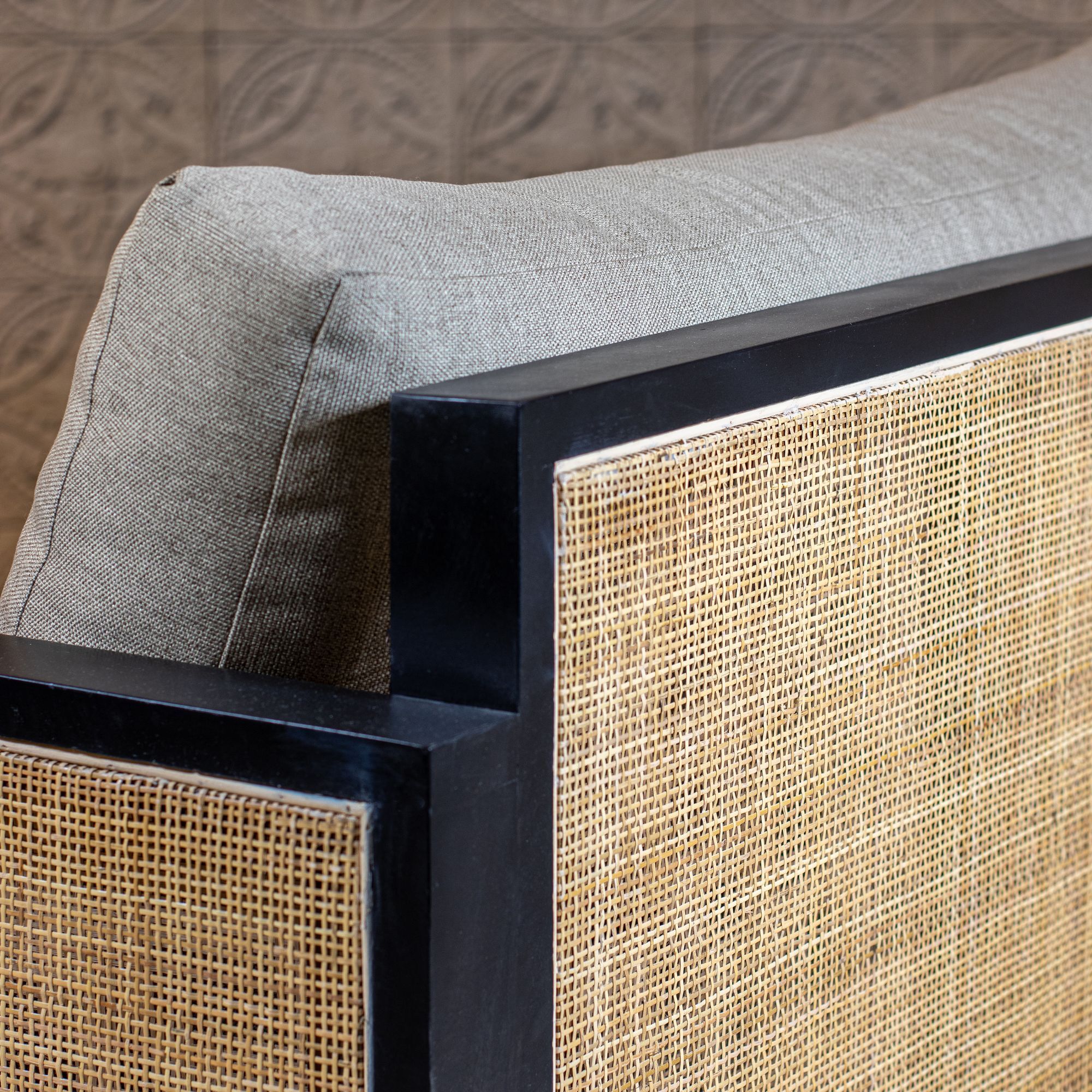 Canapé 3 places en tissu taupe structure en rotin et bois  TONKIN