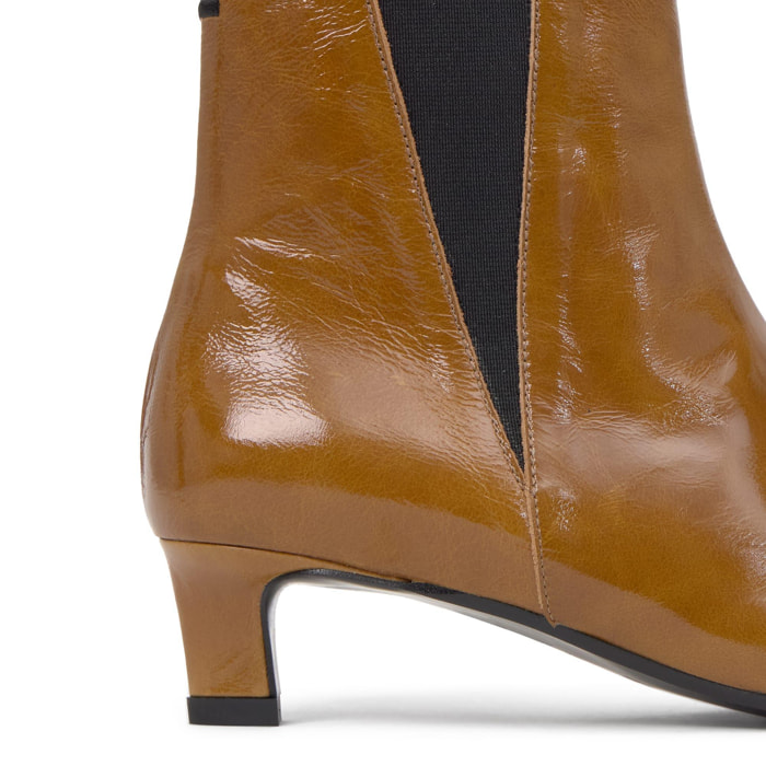 Botín de tacón Alegra en charol con cierre elástico y tacón kitten