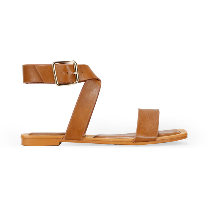 Sandalias planas marrones con hebilla