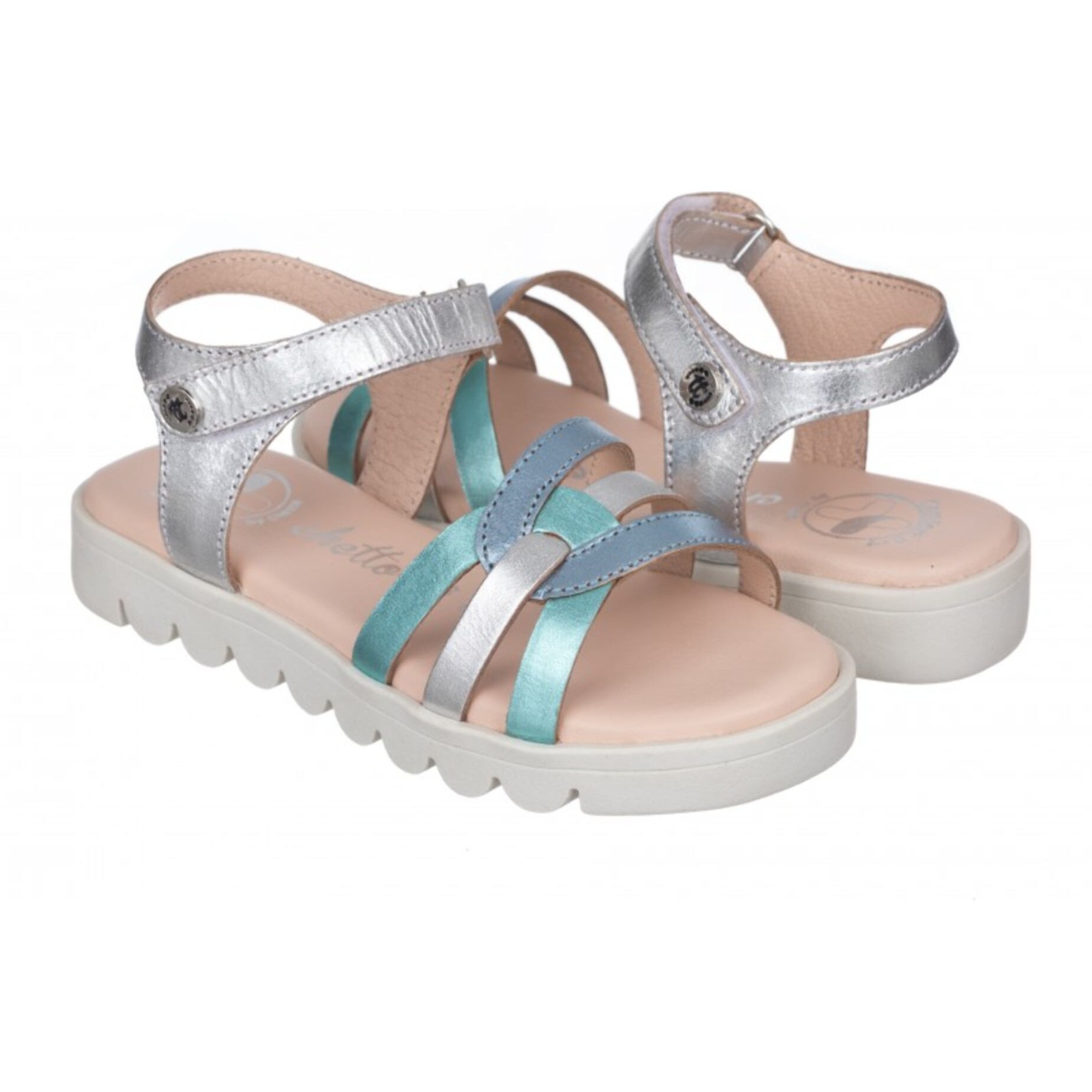 Sandalia toda en piel con suela hiper flexible.