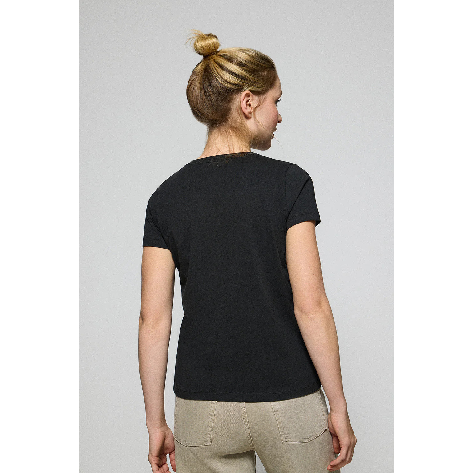 Camiseta negra de cuello de pico y manga corta con bordado Rigby Go