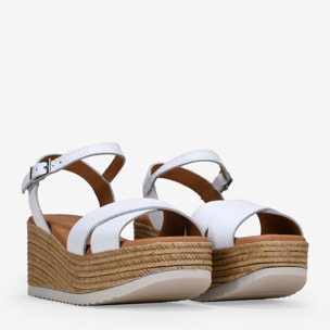Sandalias de piel blancas con cuña y plataforma de esparto