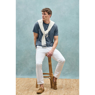 Camiseta azul denim básica de cuello redondo con detalle bordado