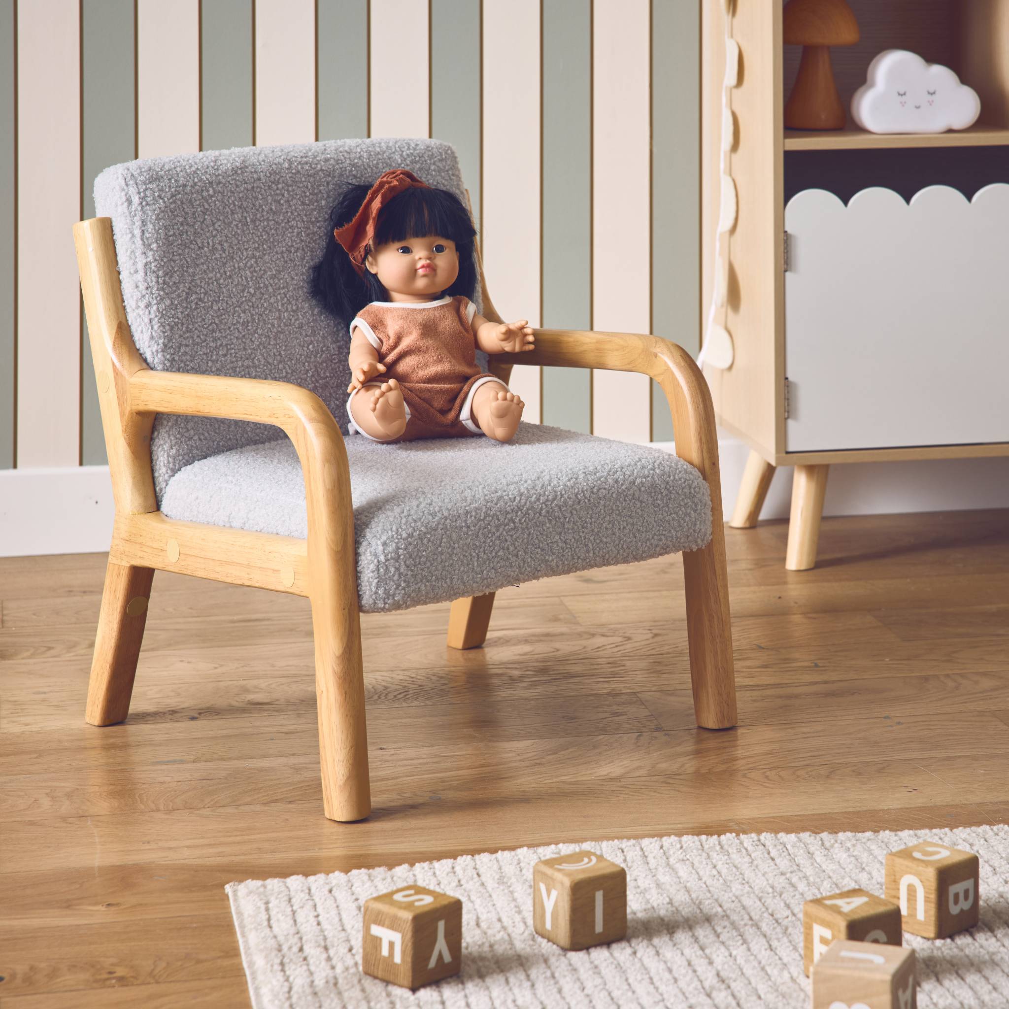 Fauteuil scandinave enfant en bois et tissu bouclette gris souris