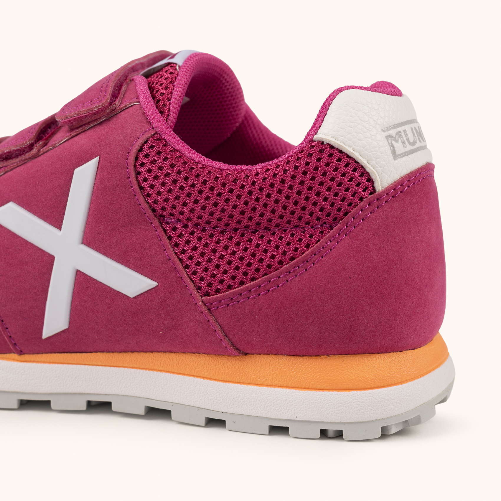 MUNICH DASH KID VCO 2.0 177 Zapatilla Retro Running Infantil Fucsia con Cierre de Velcro y Detalles Blancos y Naranjas