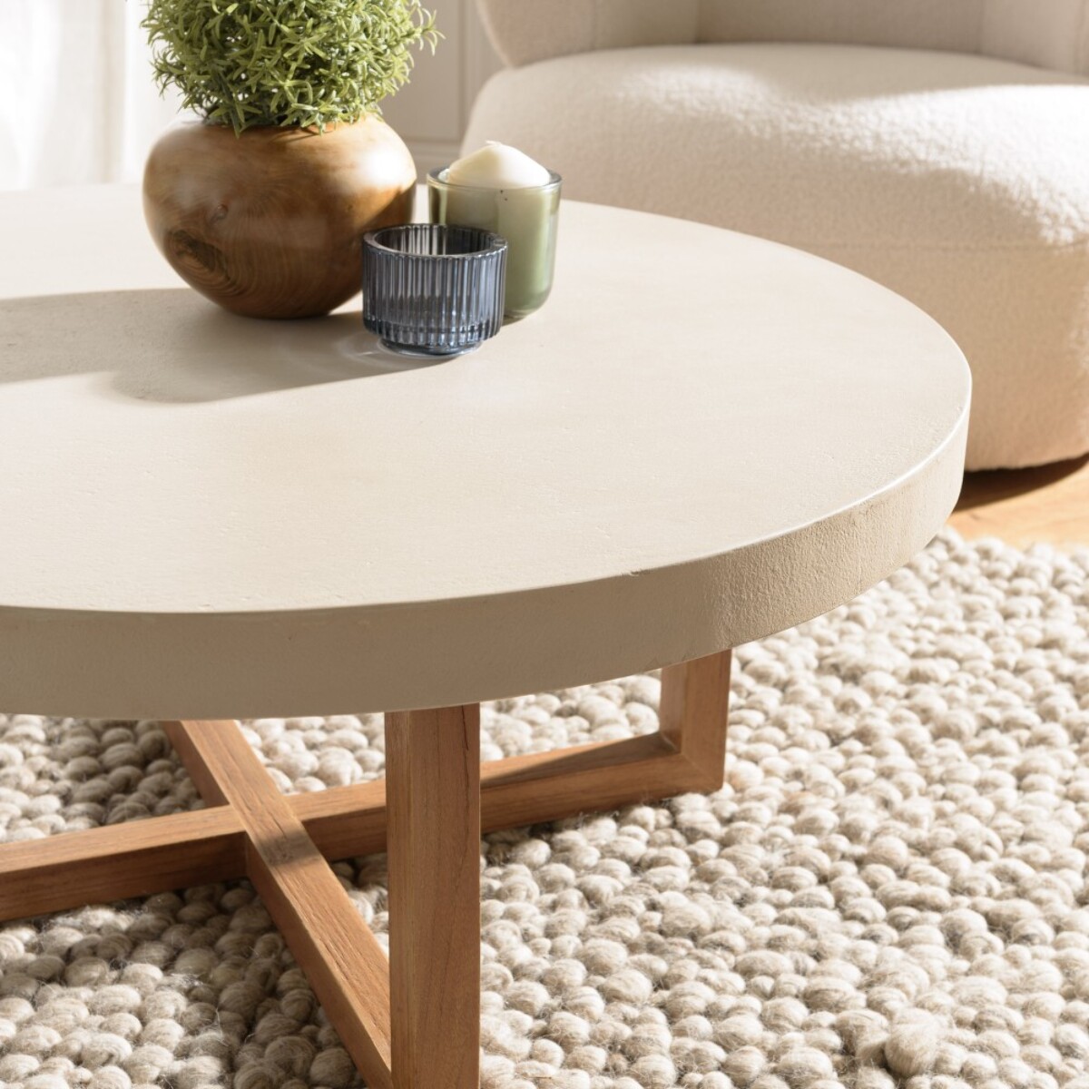 DAK - Table basse ronde 92x92cm en béton beige pieds croisés en teck
