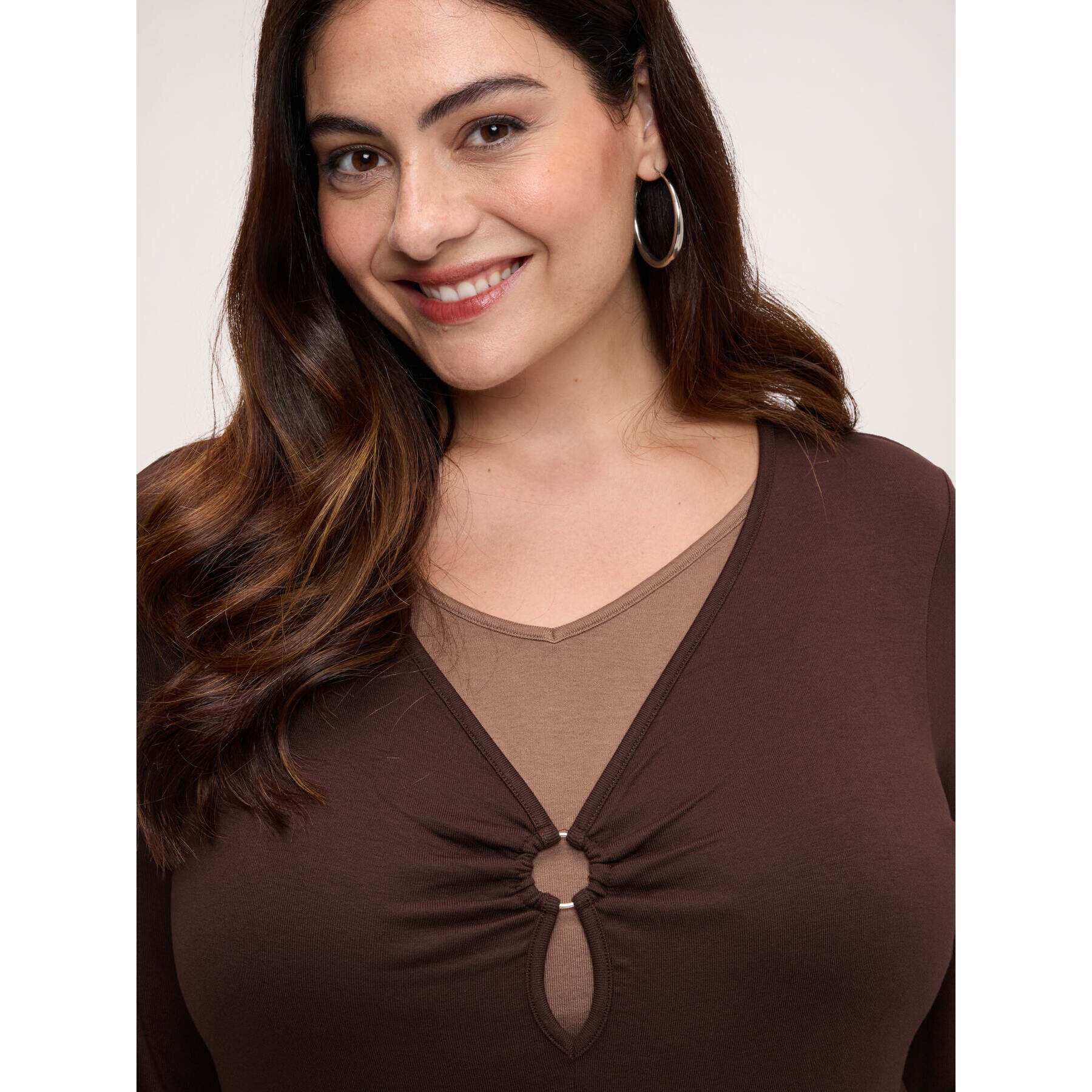 Fiorella Rubino - T-shirt bimaterica con inserto scollo a V - Marrone