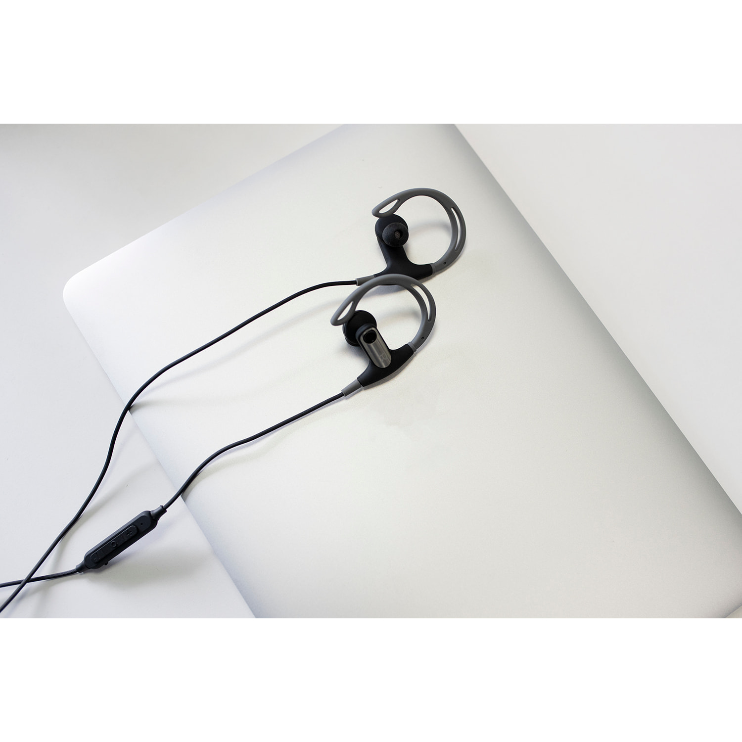 MAGNUSSEN M8 EARPHONES en color Negro