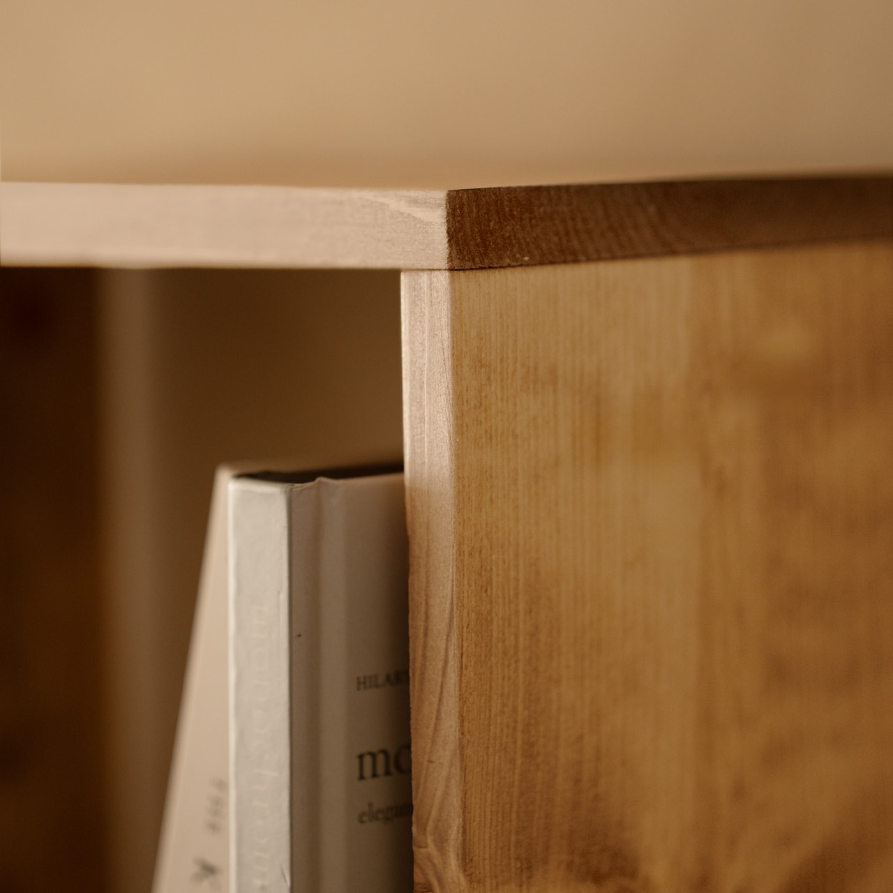 Estanteria de madera maciza en tono roble medio con 3 estantes Alto: 146 Largo: 40 Ancho: 20