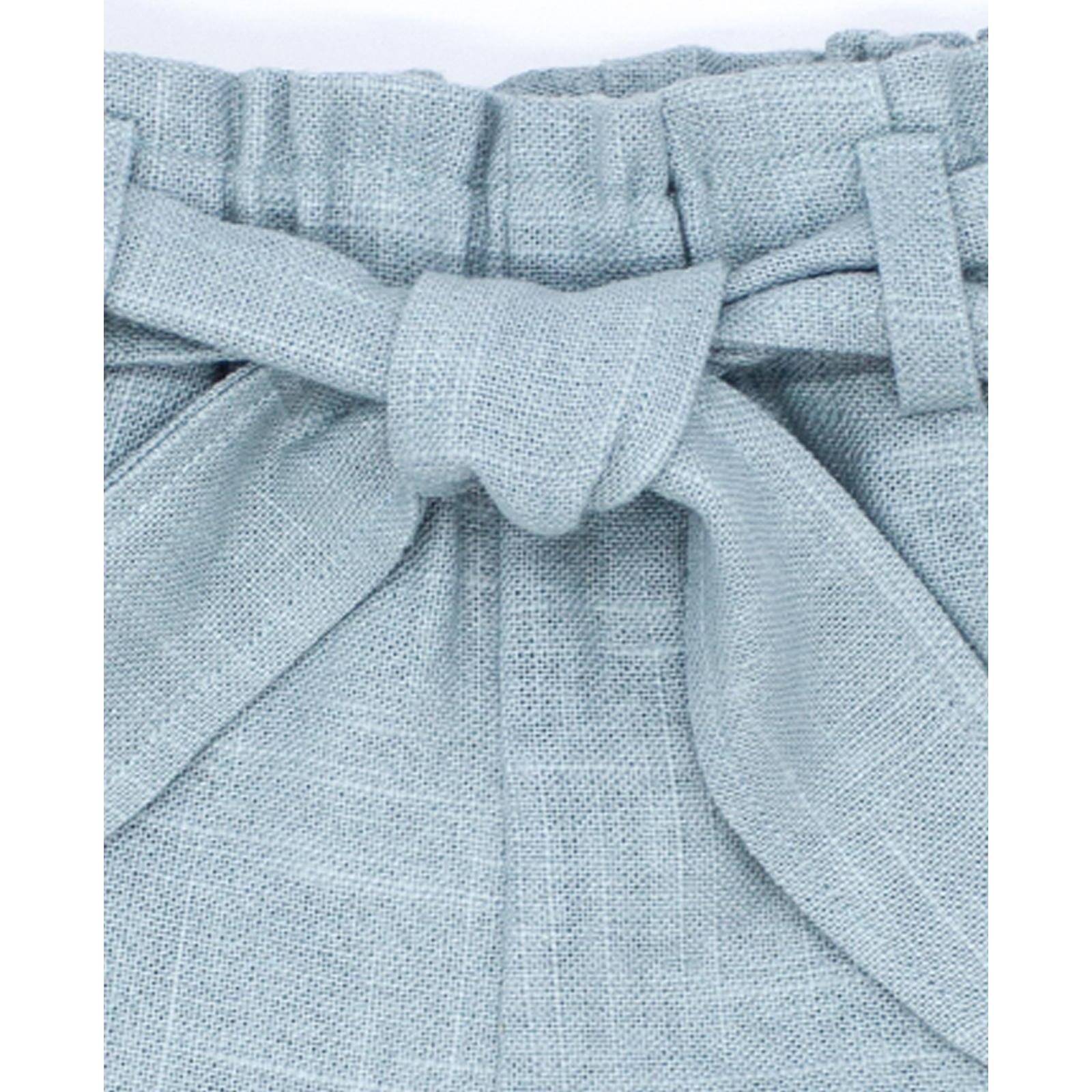 Short de lino verde, fruncido en la cintura con cinturón.