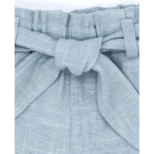 Short de lino verde, fruncido en la cintura con cinturón.