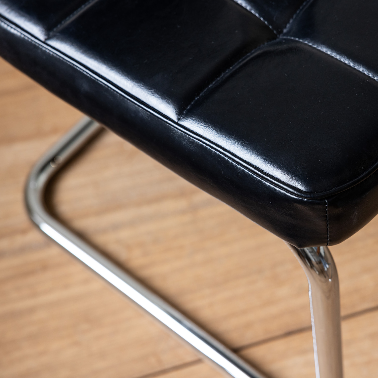 Lot de 2 chaises cantilever en simili noir MARIA