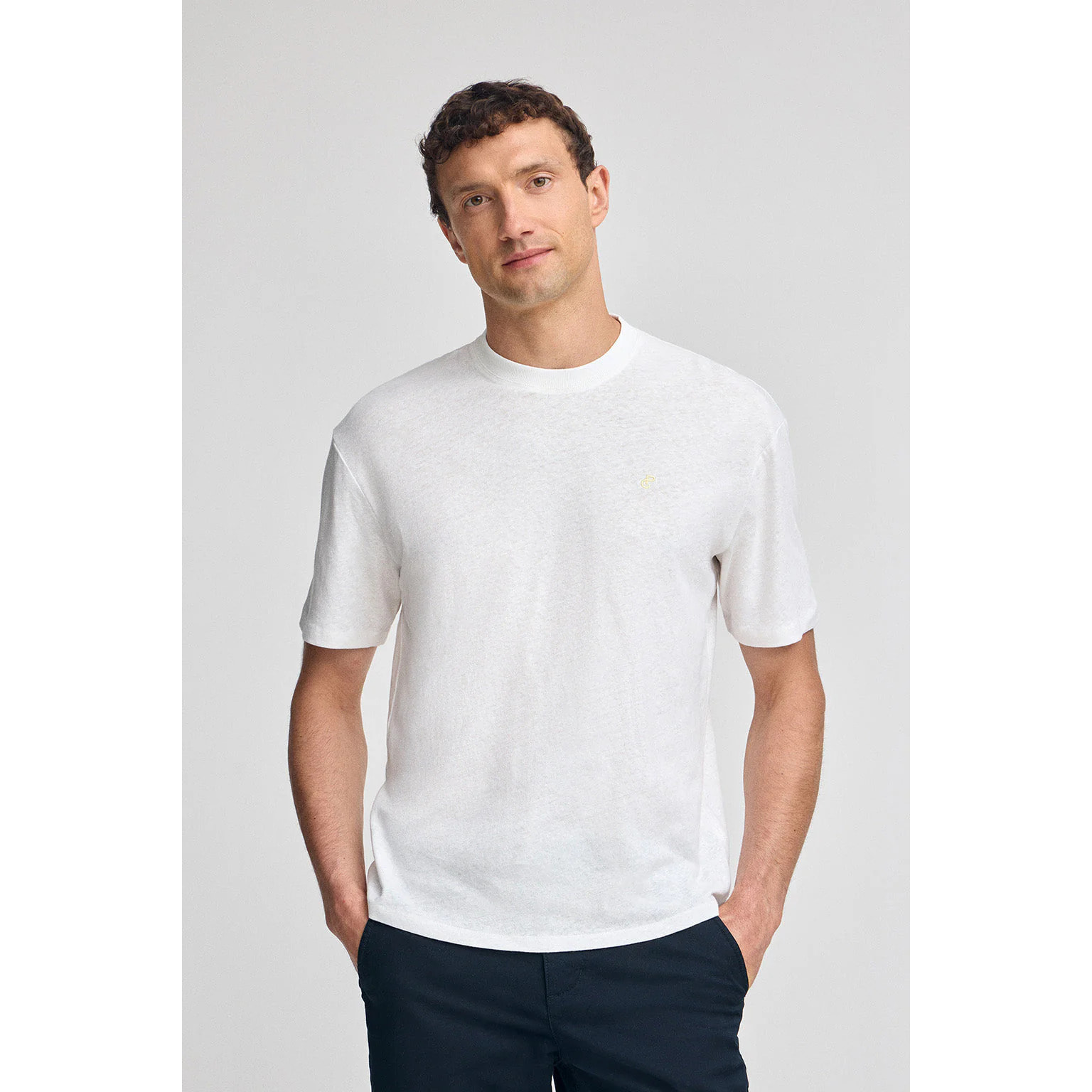 Camiseta blanca en lino y algodón de cuello redondo y monograma bordado