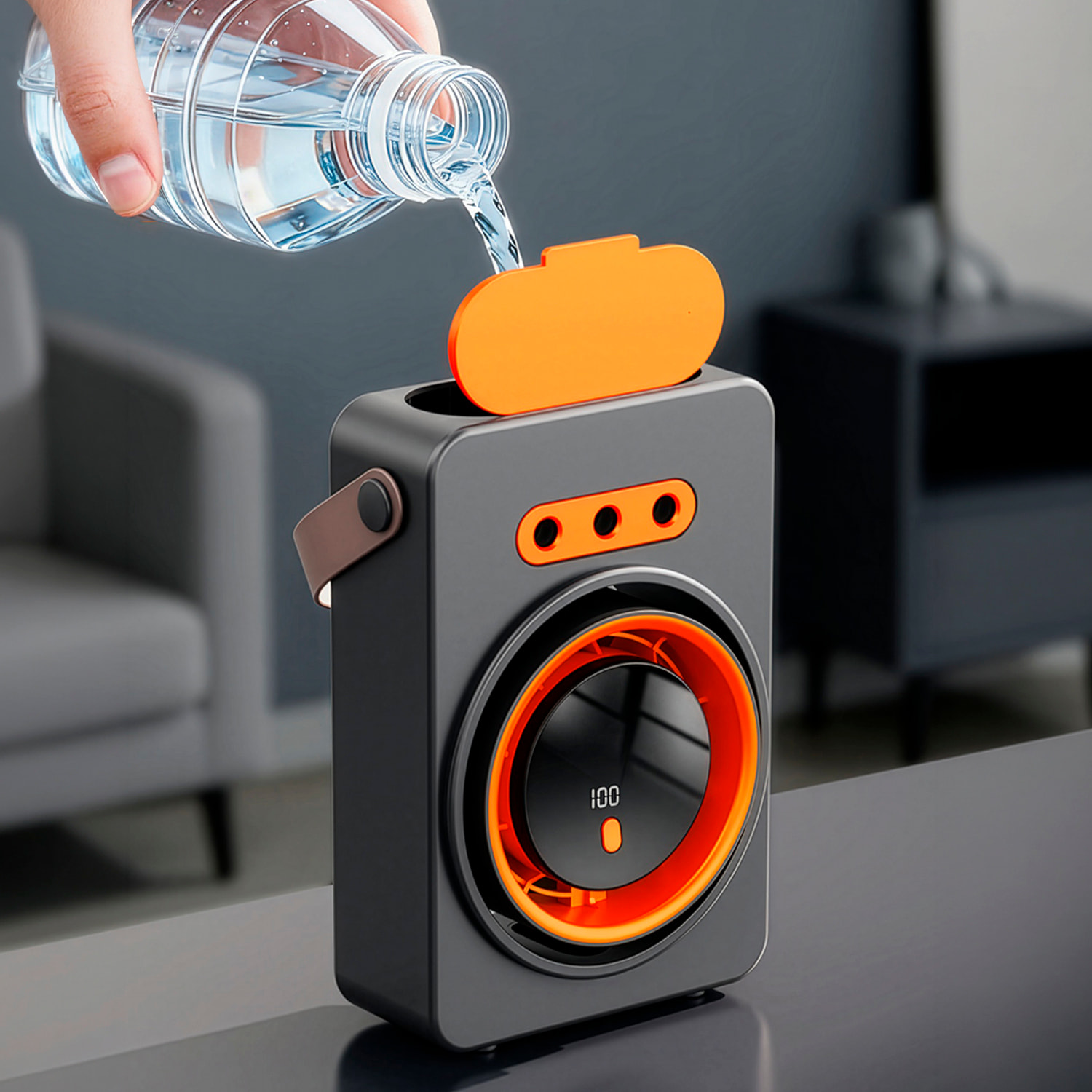 Ventilatore da tavolo F15. Con 5 livelli di velocità, funzione nebulizzatore con 3 uscite e serbatoio dell'acqua da 160 ml. Con maniglia per appendere.