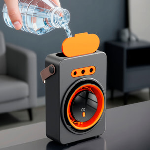 Ventilatore da tavolo F15. Con 5 livelli di velocità, funzione nebulizzatore con 3 uscite e serbatoio dell'acqua da 160 ml. Con maniglia per appendere.