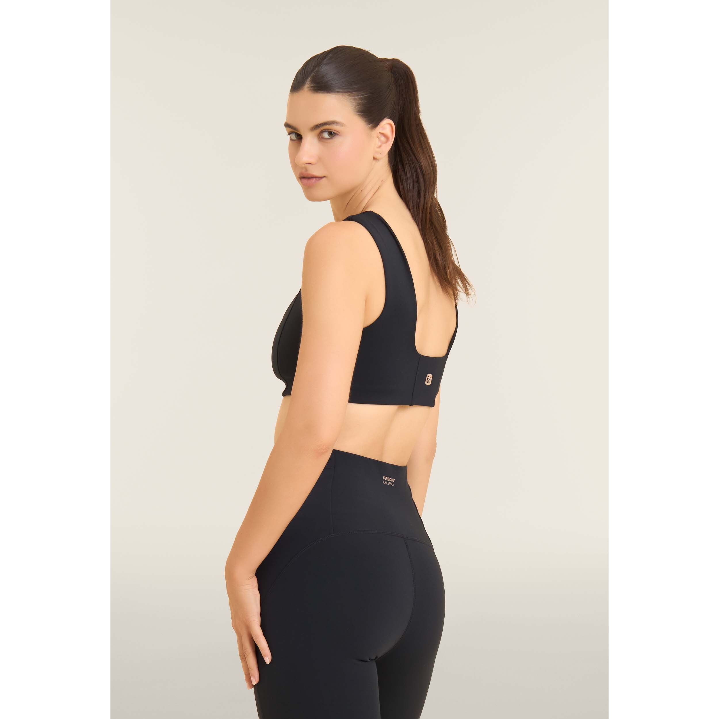 Top sportivo con scollo a cuore e dettagli tecnici